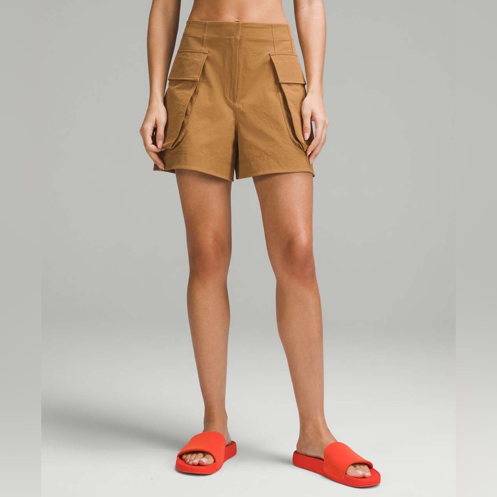 Lululemon size 6 Relaxed-Fit Super-High-Rise Cargo Short 4" Bold Beige Stretch